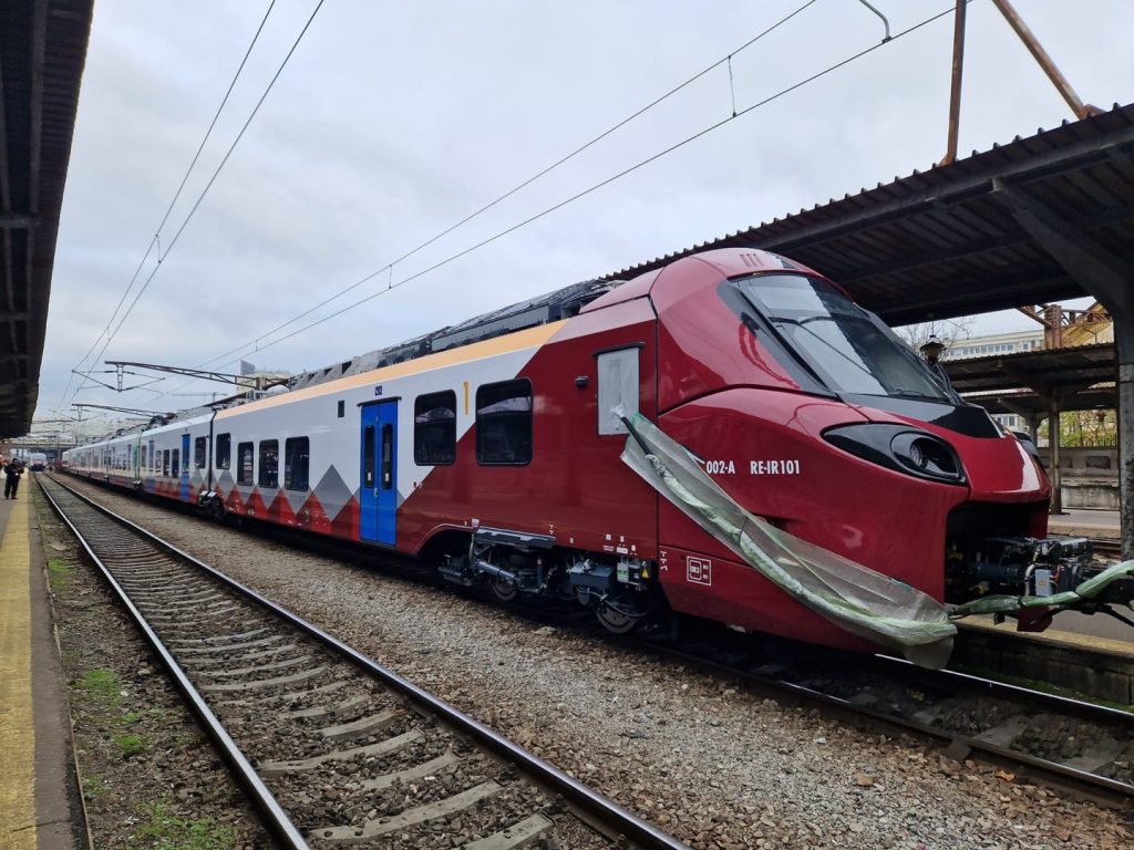 Primul tren electric Alstom a ajuns în gara de Nord și intră în teste