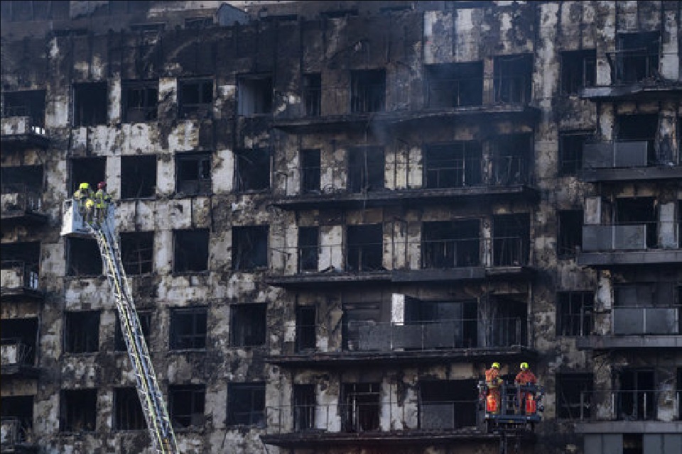 Doi români morţi în incendiul care a cuprins o clădire din Valencia